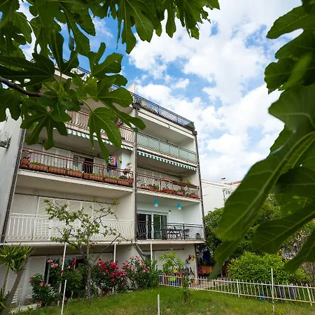 Apartment Black & White *