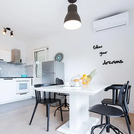 Apartment Black & White *