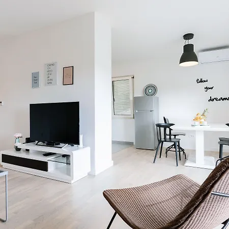 Apartment Black & White *