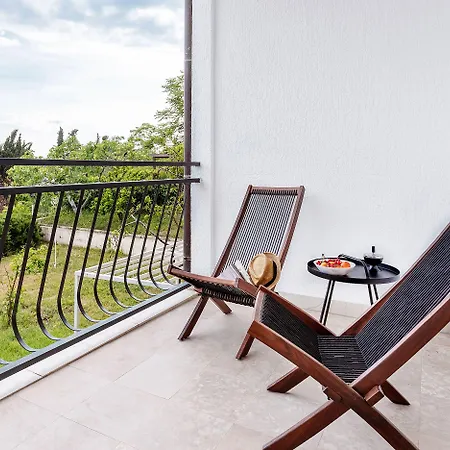 Black & White * Split